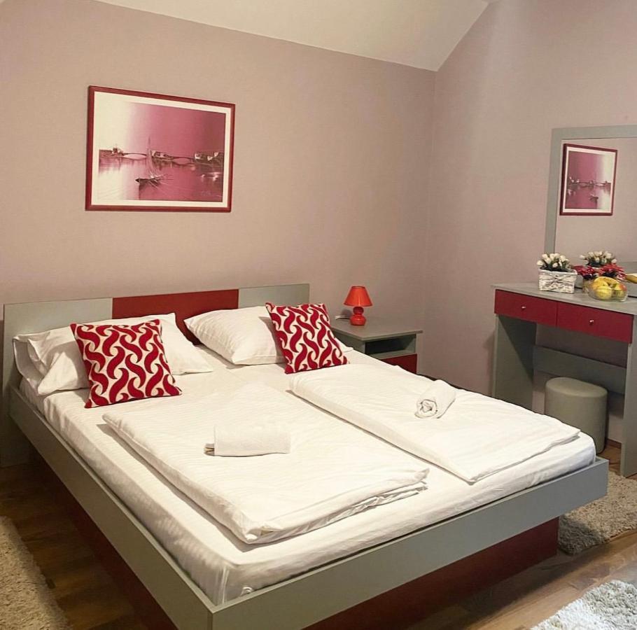 Guest House Aleksandra Баина Баща Екстериор снимка