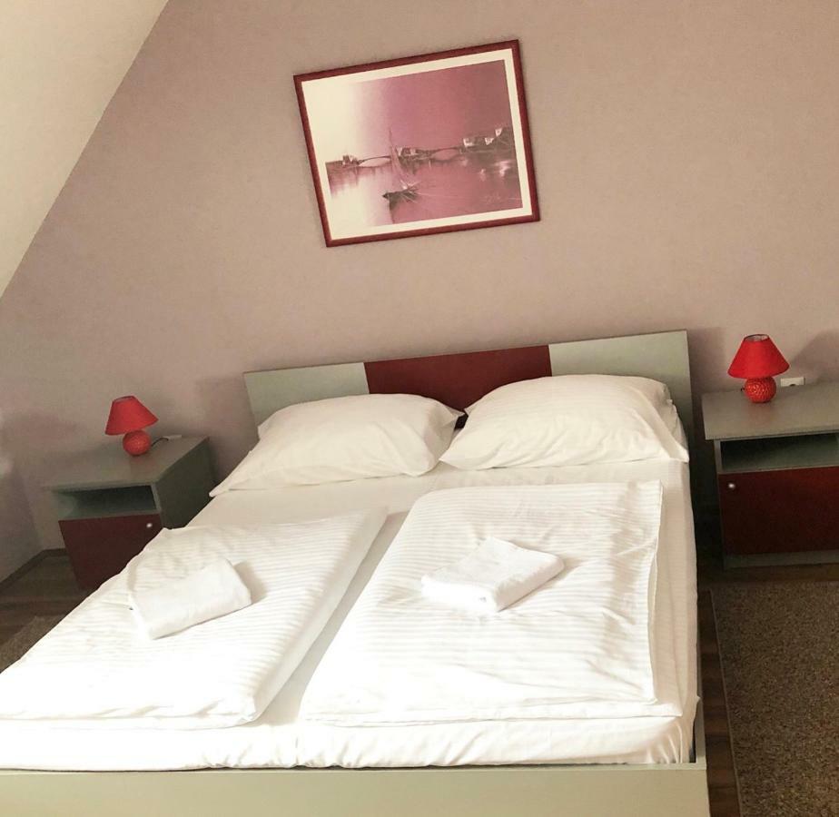 Guest House Aleksandra Баина Баща Екстериор снимка